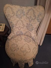 Poltroncina da camera vintage imbottita damascata