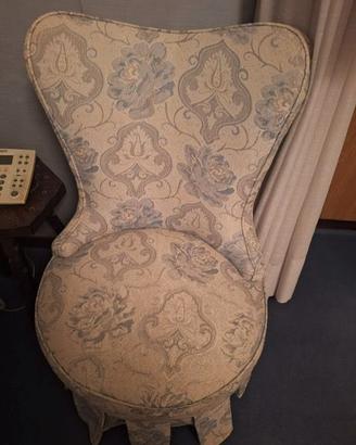 Poltroncina da camera vintage imbottita damascata
