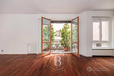 Appartamento di 250 m² con 5 locali e box auto a M
