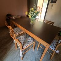 Tavolo con sei sedie