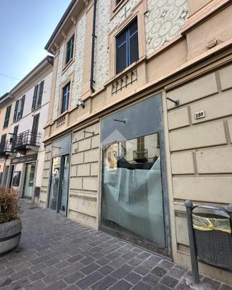 NEGOZIO A BRONI