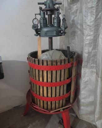 Torchio idraulico con carolla e mastelli
