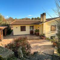 VILLA UNIFAMILIARE IMMERSA NEL VERDE
