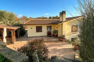 VILLA UNIFAMILIARE IMMERSA NEL VERDE