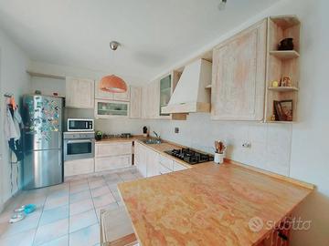 Cucina in Legno Decapato con Top in Pregiato MARMO