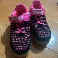 Scarpe con le rotelle e luci
