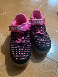 Scarpe con le rotelle e luci