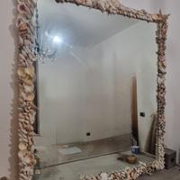 specchio decorato con conchiglie 