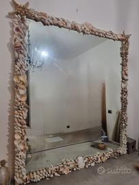 specchio decorato con conchiglie 