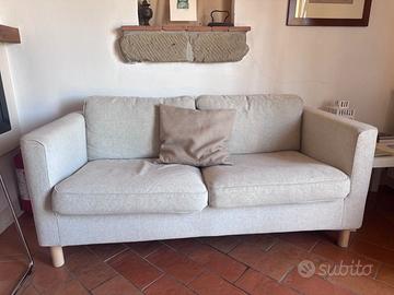 Divano due posti grigio chiaro