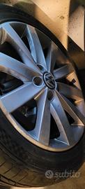 Gomme 225 / 45 R17 90% su cerchi originali VW