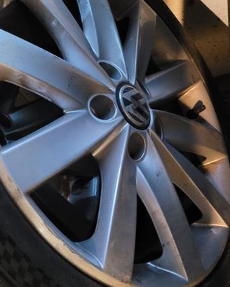 Gomme 225 / 45 R17 90% su cerchi originali VW