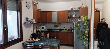 cucina con elettrodomestici 