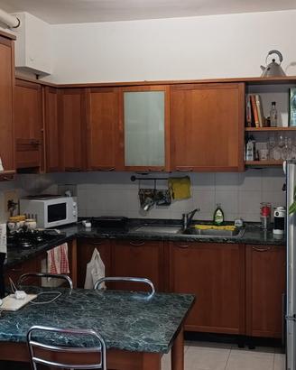 cucina con elettrodomestici 