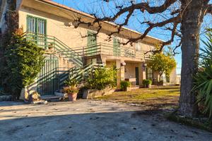Tenuta panoramica con due abitazioni e terreno