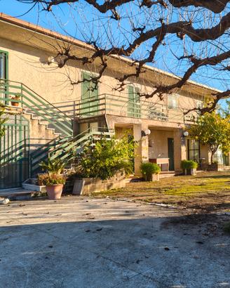 Tenuta panoramica con due abitazioni e terreno