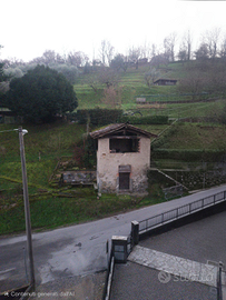 Edificio rustico con bosco a garlate