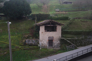 Edificio rustico con bosco a garlate