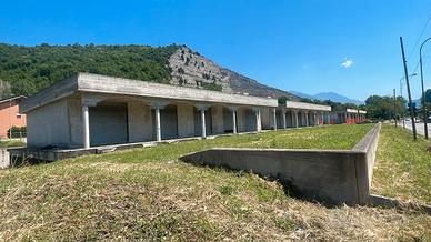 Complesso commerciale modulare con depositi