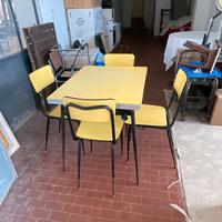 Tavolo e sedie in formica