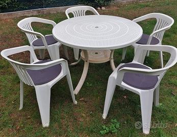 Tavolo da pranzo da esterno con sedie