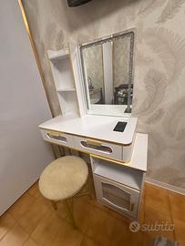 Toeletta trucco con specchio e sgabell