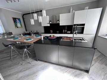 Cucina laccata top e schienale in quarzo