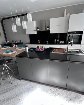 Cucina laccata top e schienale in quarzo