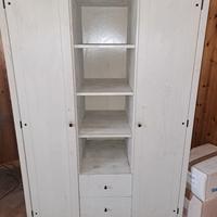 Armadio in legno color tortora