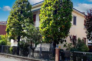 Villa indipendente 2 appartamenti e giardino