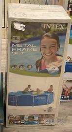 Piscina con tutti gli accessori e copripiscina