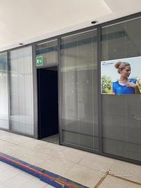 Parete divisoria in doppi vetri con veneziane