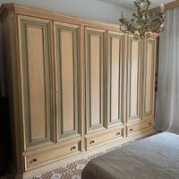 Armadio in legno tamburato con comodini