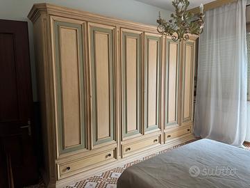 Armadio in legno tamburato con comodini