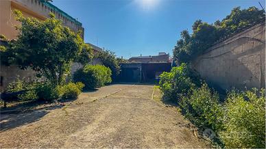 Stabile con locale commerciale e civile abitazione