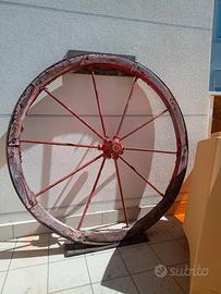 vecchia ruota carro in ferro e legno