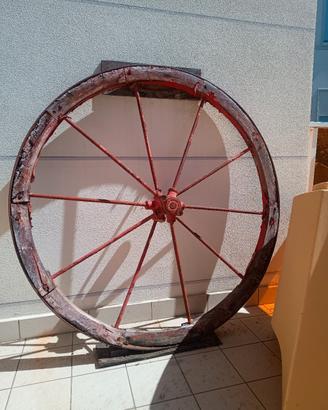 vecchia ruota carro in ferro e legno
