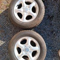 2 gomme con cerchi in lega