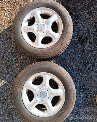 2 gomme con cerchi in lega