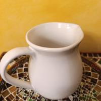 Brocca in ceramica bianca.