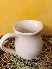 Brocca in ceramica bianca.