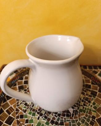Brocca in ceramica bianca.