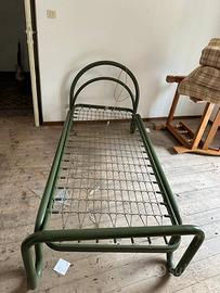 Letto vintage industriale in ferro tubolare