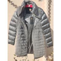 Elegante piumino grigio con pelliccia di volpe