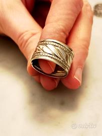 Anello a fascia in argento 