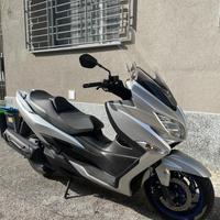 Suzuki Burgman 400 del 2022 con 17000 km