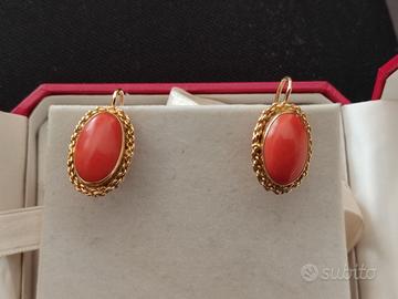 Orecchini ovali in corallo rosso e oro giallo