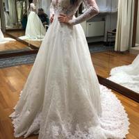 Nuovo abito da sposa con scarpe tacco
