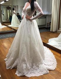 Nuovo abito da sposa con scarpe tacco
