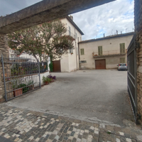 Posto auto in spiazzo privato